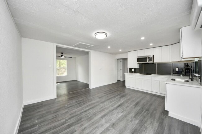 Building Photo - 7640 Broadview Dr