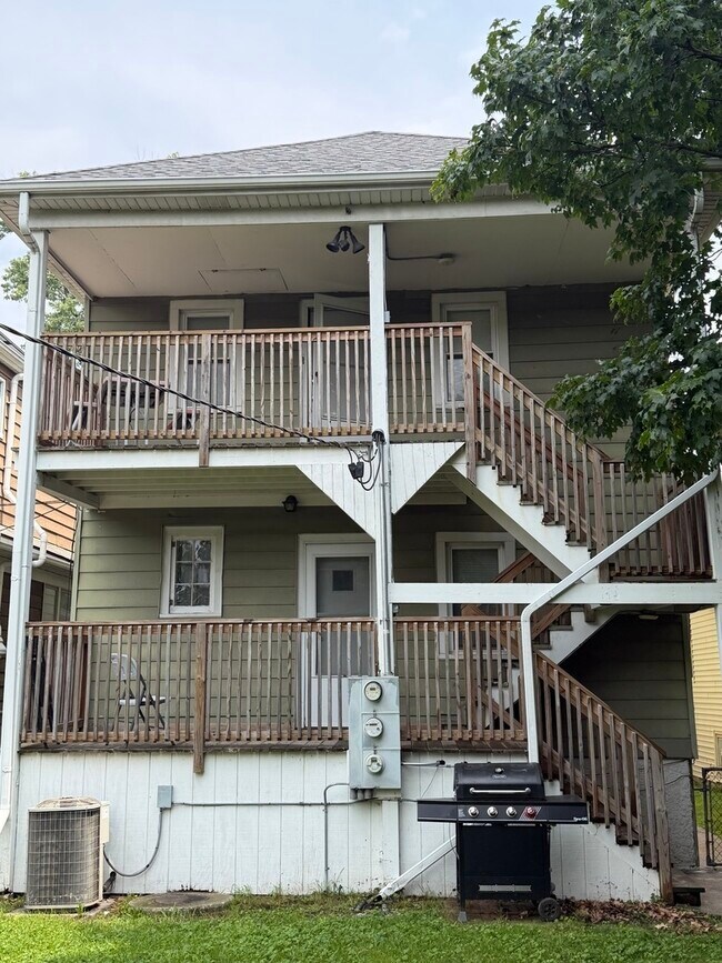 Building Photo - 1033 Lathrop Ave