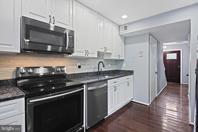 Building Photo - 18 Chantilly Ct