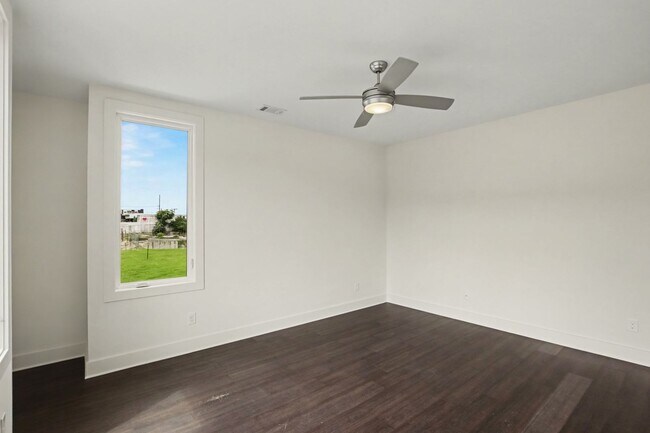Building Photo - Newly Renovated Condominium