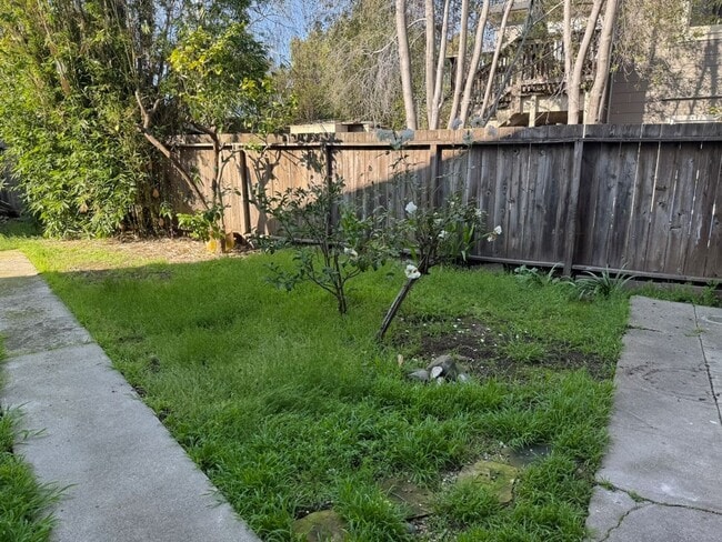 Building Photo - Cozy 2+bdrm/1 bath home w/a huge basement, washer/dryer, & off street pkg, space in the heart of ...