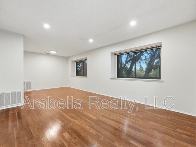 Building Photo - 8607 Norwich Dr