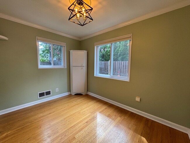Building Photo - Beautiful 2 Bed 2 Bath Semi-Detached Brick...