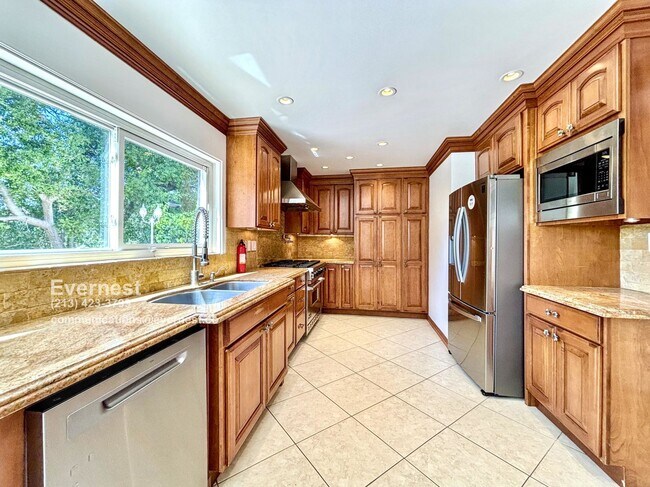 Building Photo - 10211 Clematis Ct