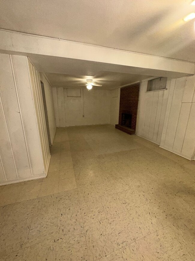 Building Photo - 2 bedroom 1 batg