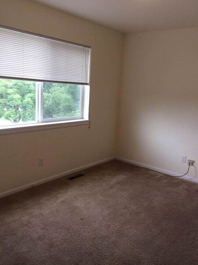 Building Photo - Spacious 3 Bedroom, 2.5 Bathroom Townhome located in the Eagle Heights Subdivision