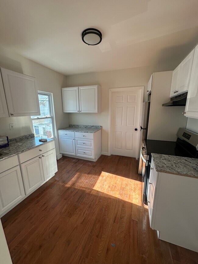 Building Photo - 2-27R-27 Beach 99th St