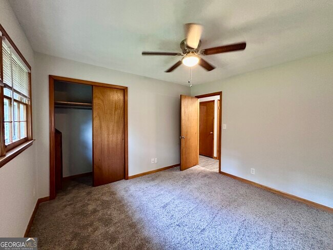 Building Photo - 5506 Woodland Dr