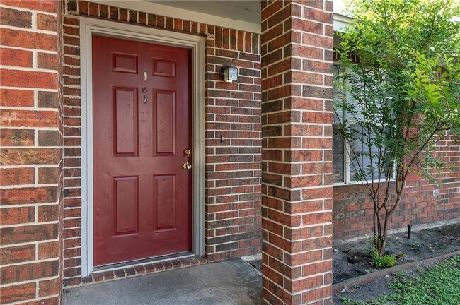 Building Photo - 1813 Sara Dr