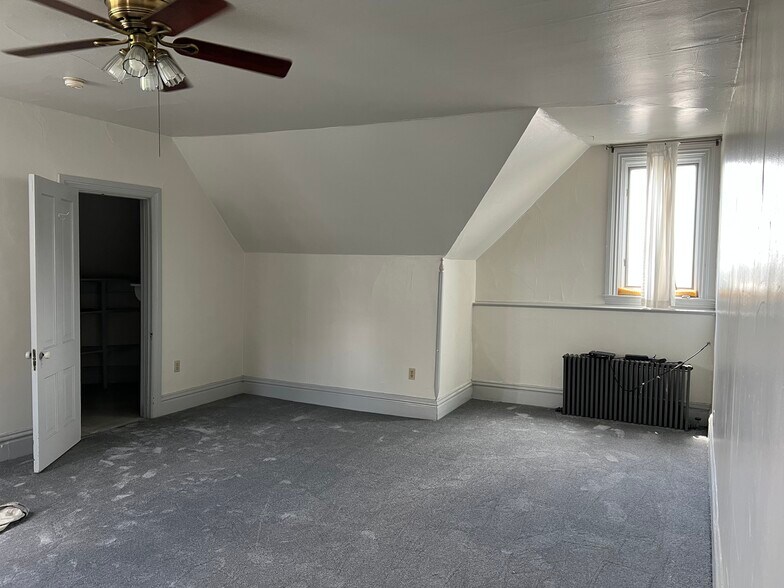 Living area - 402 S Winebiddle St