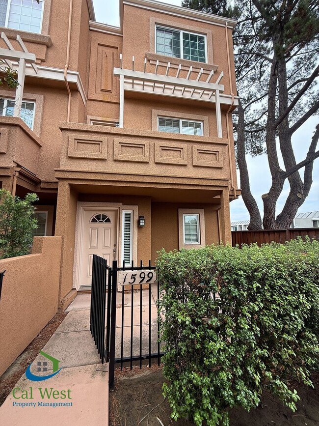 Building Photo - $3195 - Tri-level Town modern townhome in ...