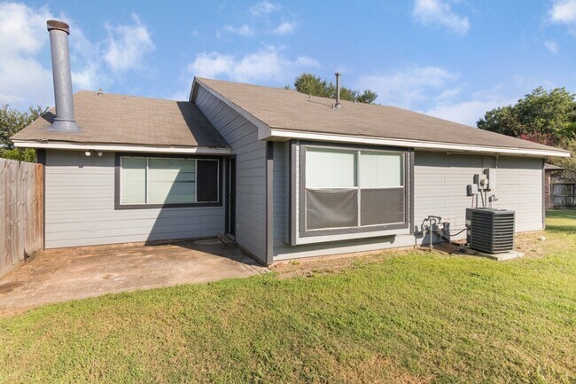 Building Photo - 15535 Evergreen Pl Dr