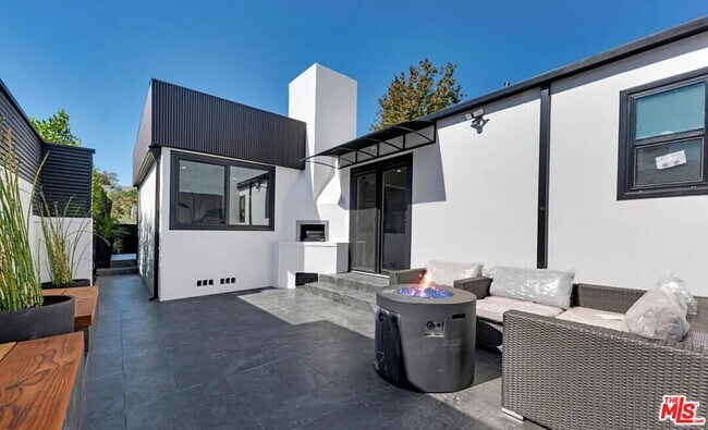 Building Photo - 418 N Bowling Green Way