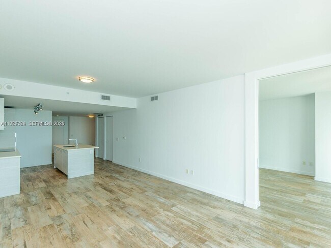 Building Photo - 650 NE 32nd St