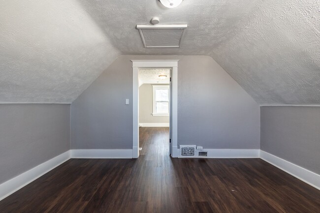 Building Photo - An Adorable 2BD/1BA Home That Has Been Renovated