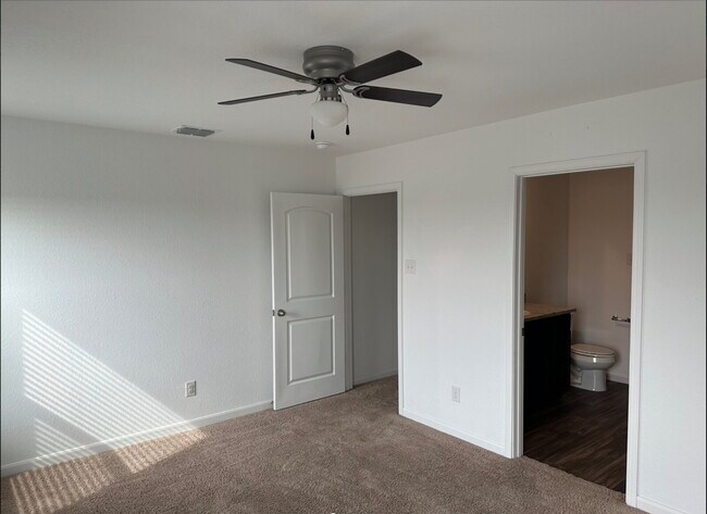 Building Photo - "Charming 3-Bed Oasis with Granite Touches...