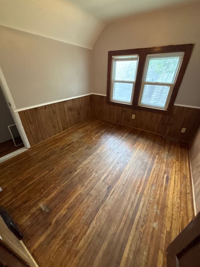 Building Photo - Beautiful 3 bedrrom 1 bathroom House in Minneapolis!