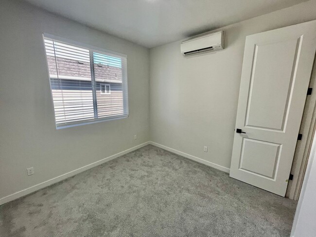 Building Photo - Live in Style! 2BD/2.5B High-End Townhouse...