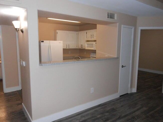 Building Photo - 2nd Floor 2 Bedroom Condo in Gated Community