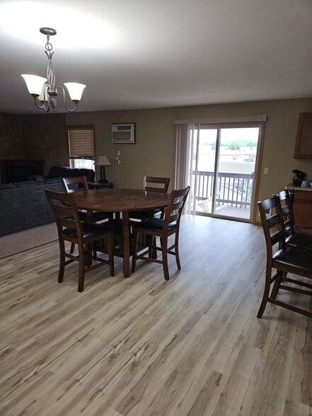 Dining area - 4984 Service Dr