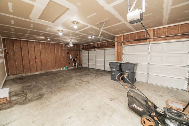 Building Photo - 3 Bedroom / 2 Bathroom Home for Rent in Va...