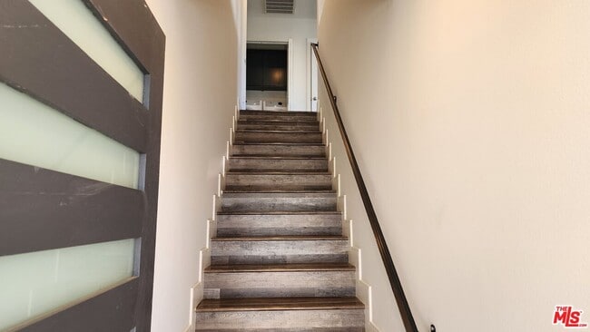 Building Photo - 1255 N Kingsley Dr