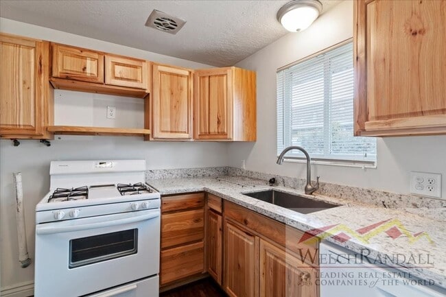 Building Photo - 2 Bedroom 1 Bath Duplex in Riverdale