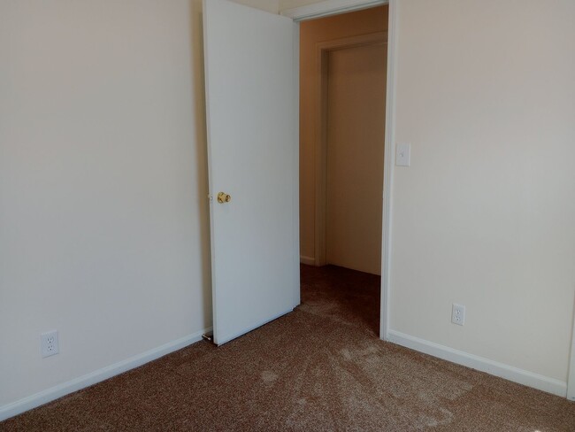 Building Photo - Darling 3 Bedroom Ranch with Fully Fenced ...