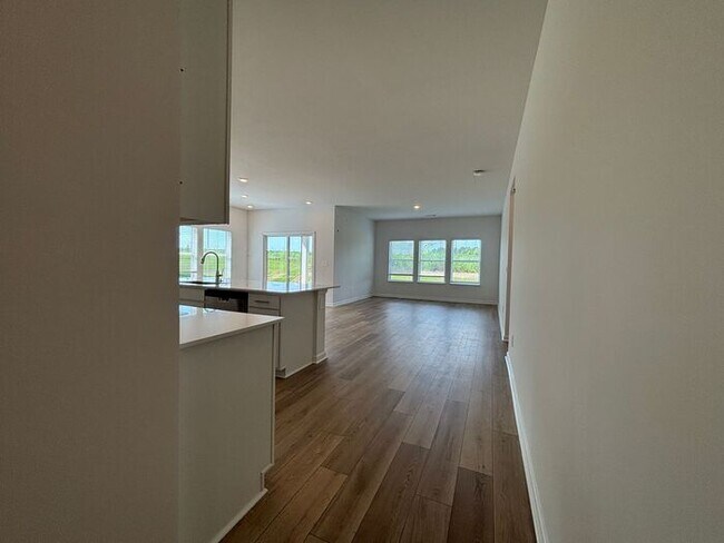 Building Photo - MOVE IN SPECIAL