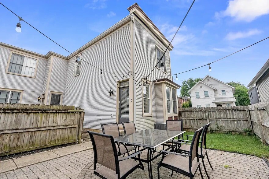 Building Photo - 950 N 6th St