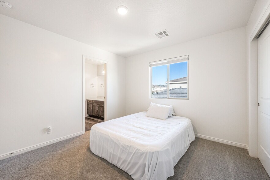 Building Photo - 1382 E White Desert Dr