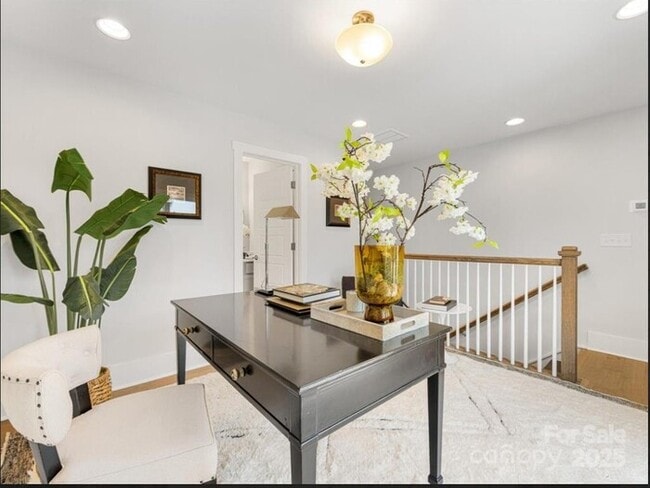 Building Photo - Beautiful and spacious 4-bedroom, 5-bath h...