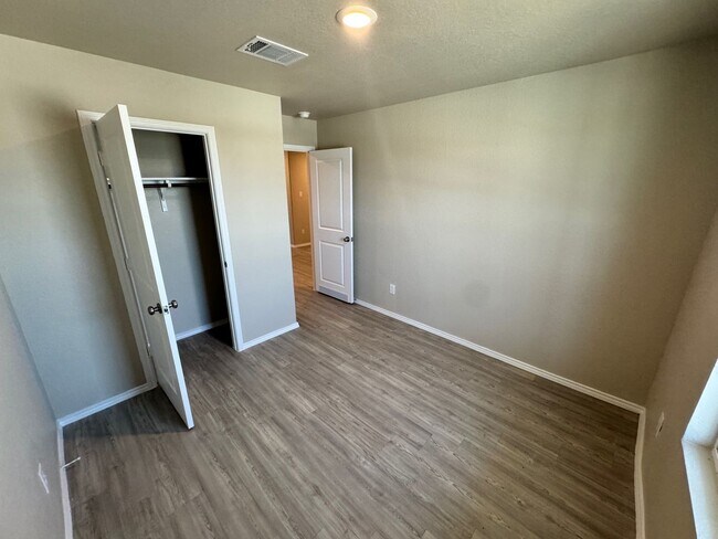 Building Photo - Move-In Ready Modern Home with Open Layout...