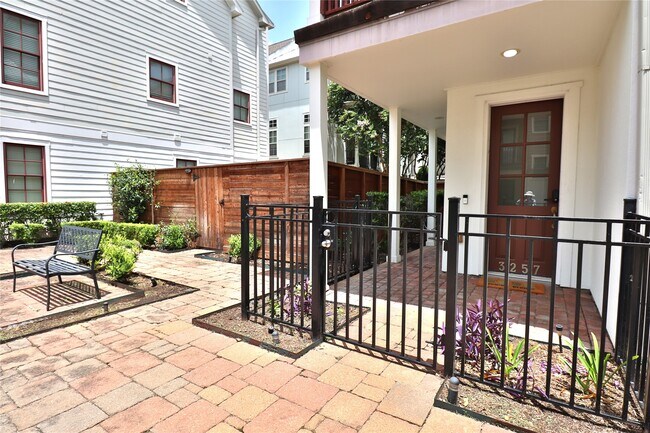 Building Photo - 3257 Maxroy St