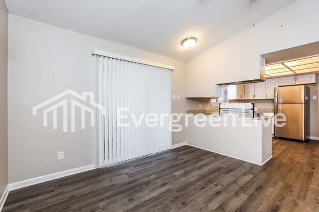 Building Photo - 9538 Vinewood Dr