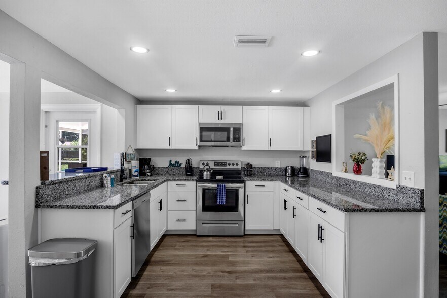 Building Photo - 8628 Magnolia Dr