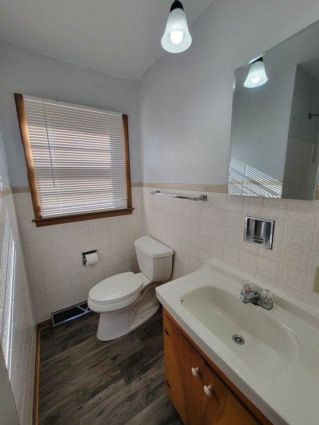 Building Photo - 3 Bedroom House with Large Garage