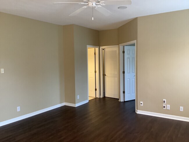 Building Photo - 18690 Round Lake Rd