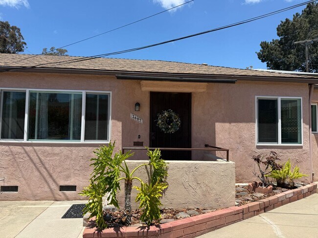 Building Photo - MOVE IN NOW! Cozy Two Bedroom! Shared Outdoor Space!