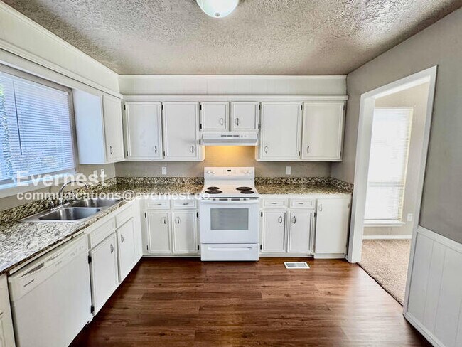 Building Photo - 3-bedroom, 2.5-bathroom Home with Garage /...