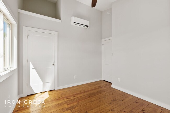 Building Photo - Beautiful Two-Bedroom Compact Cottage in S...