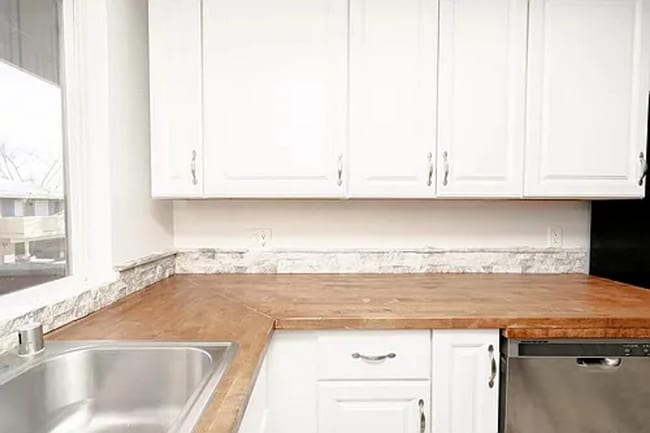 Building Photo - Charming 2-Bedroom Apartment with Updated ...