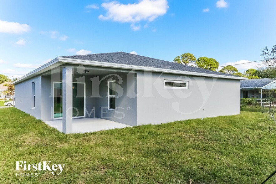 Building Photo - 1430 SW Santiago Ave