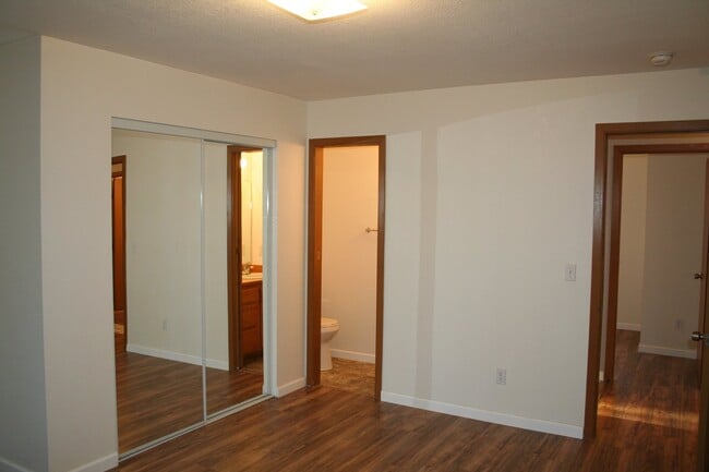 Building Photo - Cute remodeled unit!! A Must see!