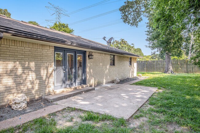 Building Photo - 2902 Helberg Rd