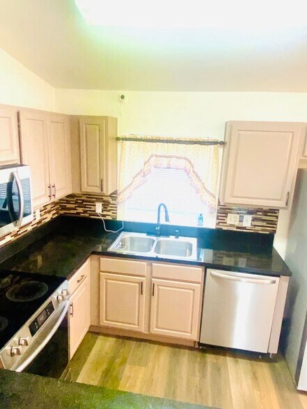 Building Photo - 659 Jaguar Ct