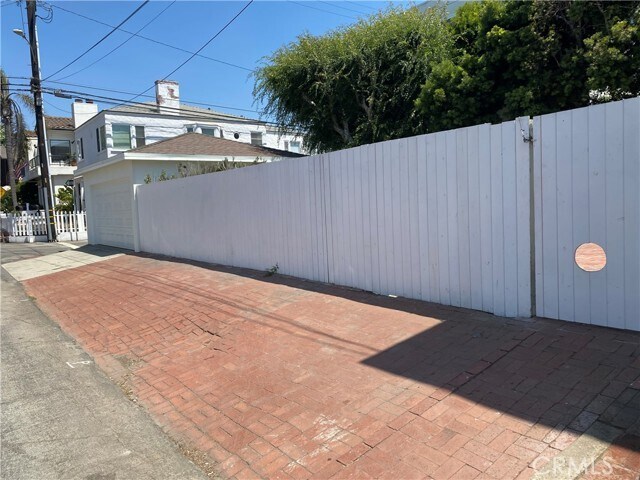 Building Photo - 2920 Alma Ave