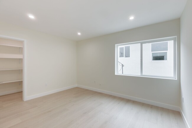 Building Photo - Modern Newly Built 2BD/2.5BA Unit with Lux...