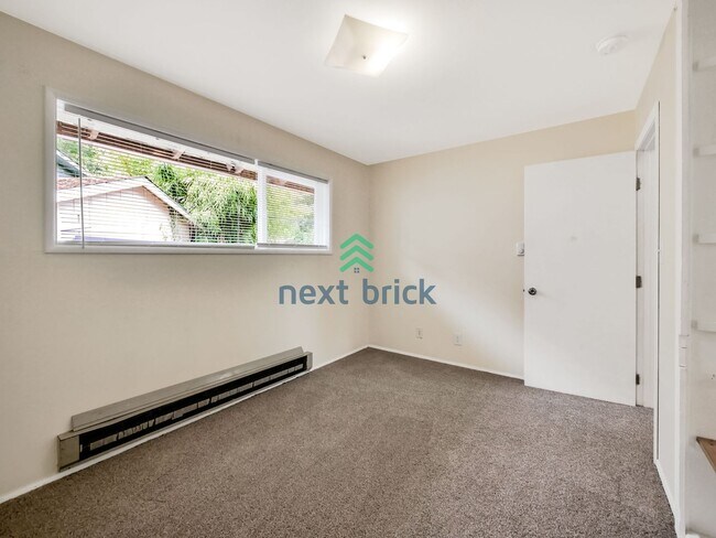 Building Photo - 3 Bed and 1 Bath Single-family Home is Ava...
