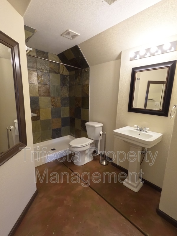 Building Photo - 2215 Harvest St